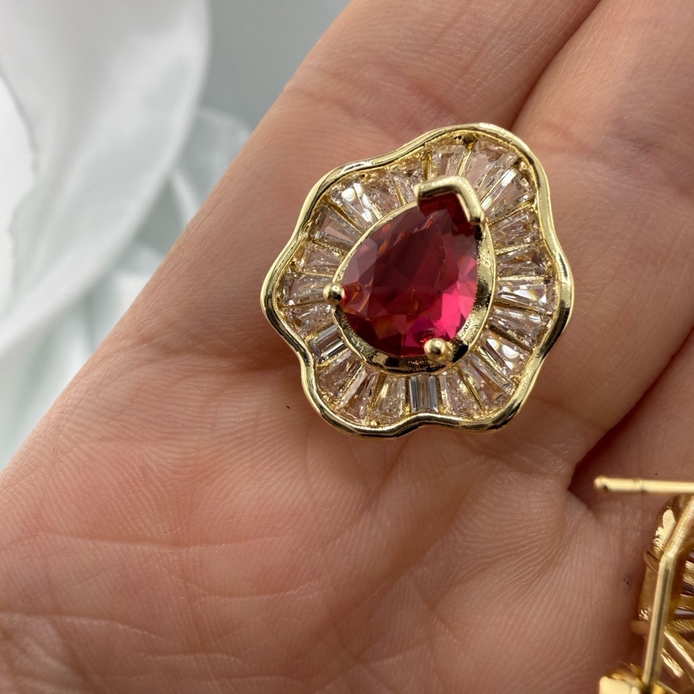 Classic vintage women Gold and Red Gemstone Earrings - Picture 3 of 11